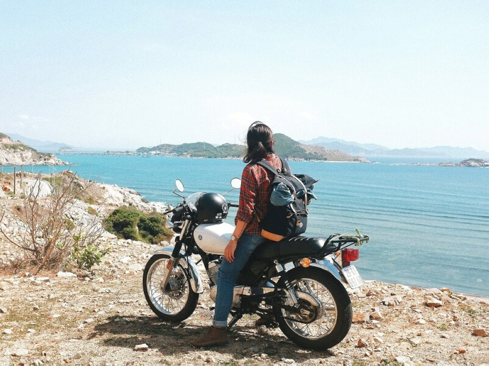 Since it's quite close to the city center and located on the mainland, visitors can easily reach Eo Gio by motorbike or car 